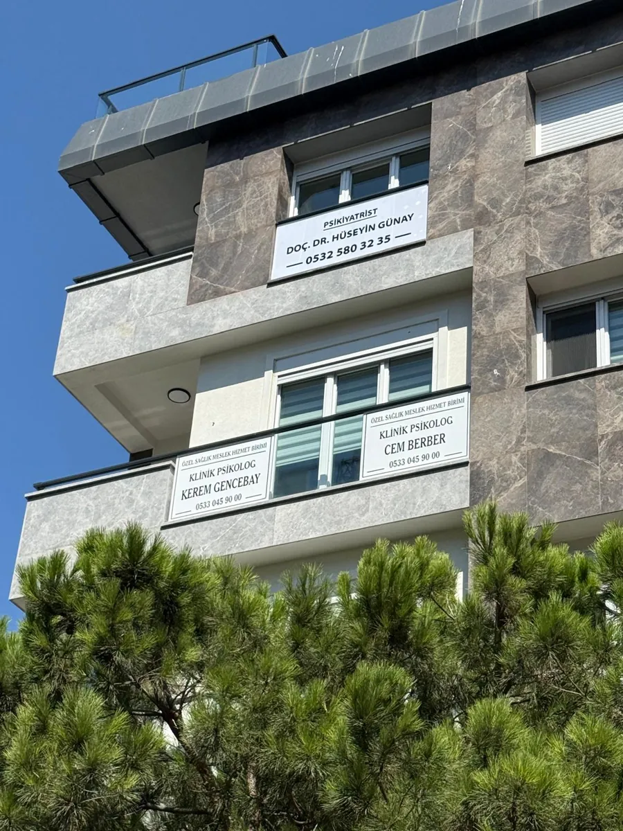 Bina cephesinde Doç. Dr. Hüseyin Günay tabelası ve alt kattaki tabelalar