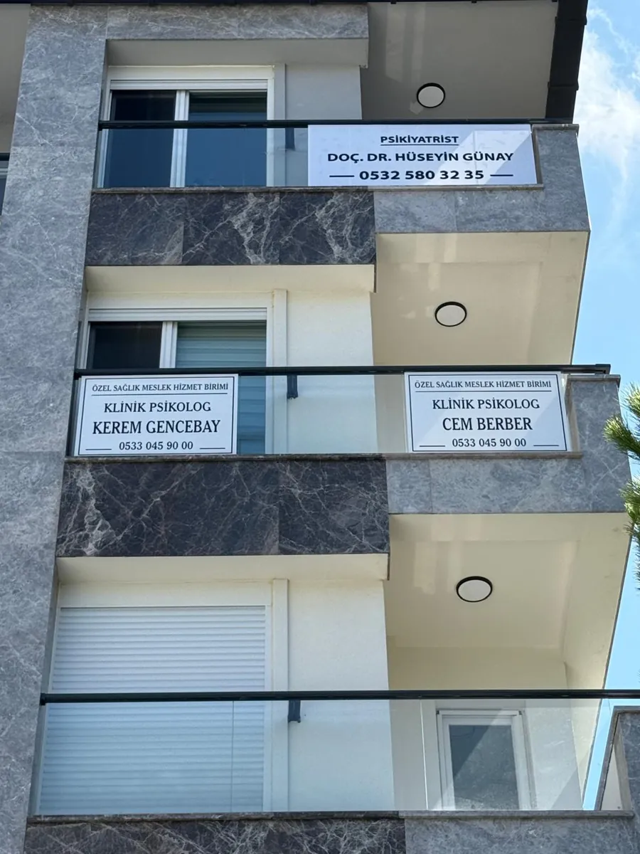 Balkon korkuluklarındaki tabelaların yakından görünümü