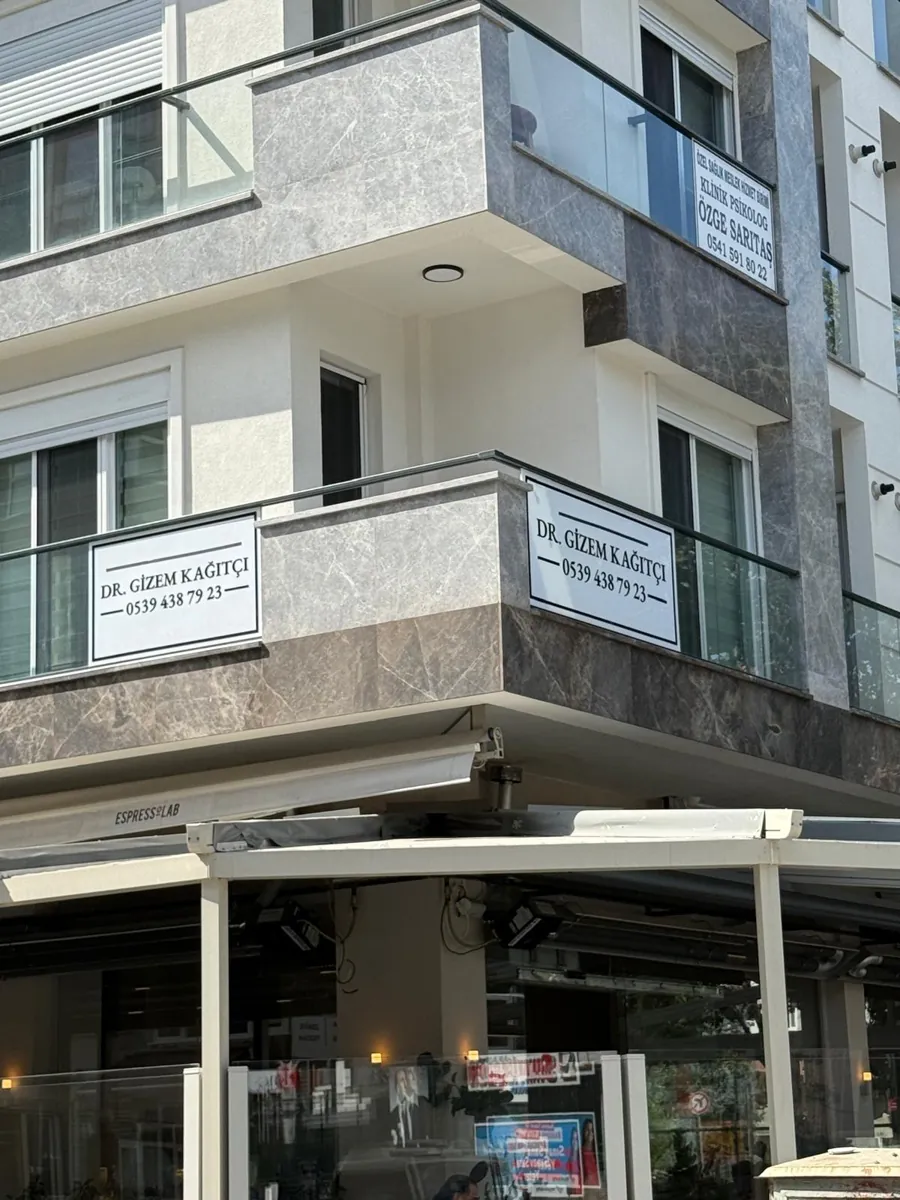 Binanın köşe cephesi ve zemin kattaki kafe
